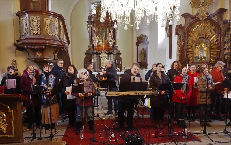 Skupina Macechy přivezla do Nižbora hudební nadílku